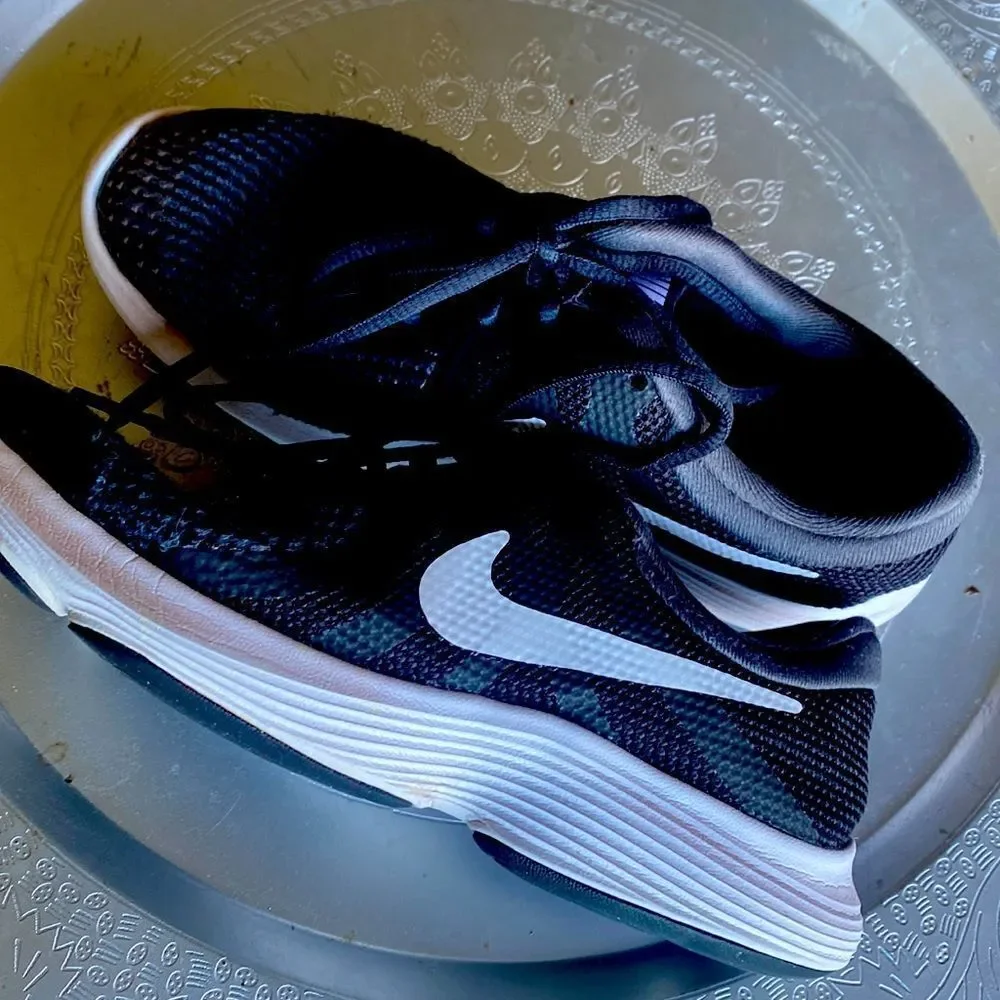 Nike Sneakers 👟 Y5 black & white